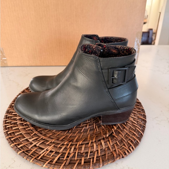 BOC Lydia Black Leather Ankle Booties - Picture 4 of 8